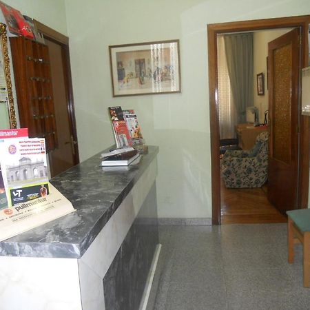 Hostal Olga Madrid Buitenkant foto
