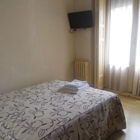 Hostal Olga Madrid Buitenkant foto