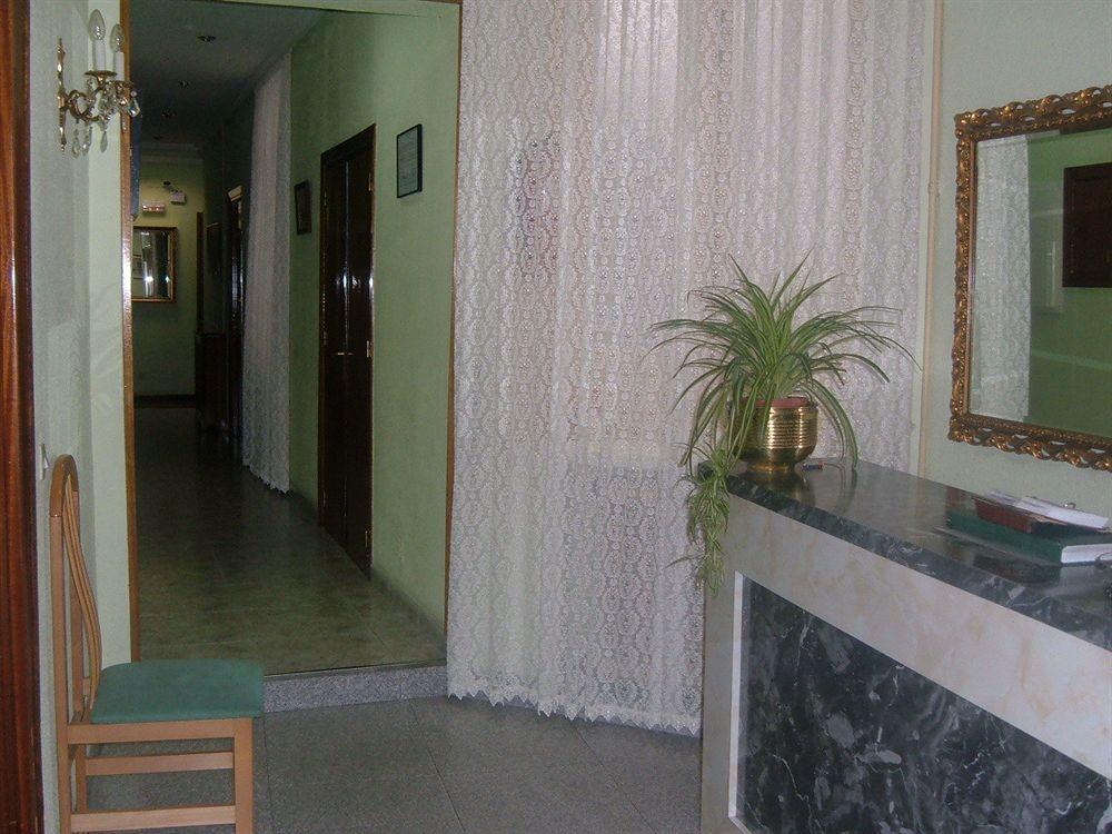 Hostal Olga Madrid Buitenkant foto
