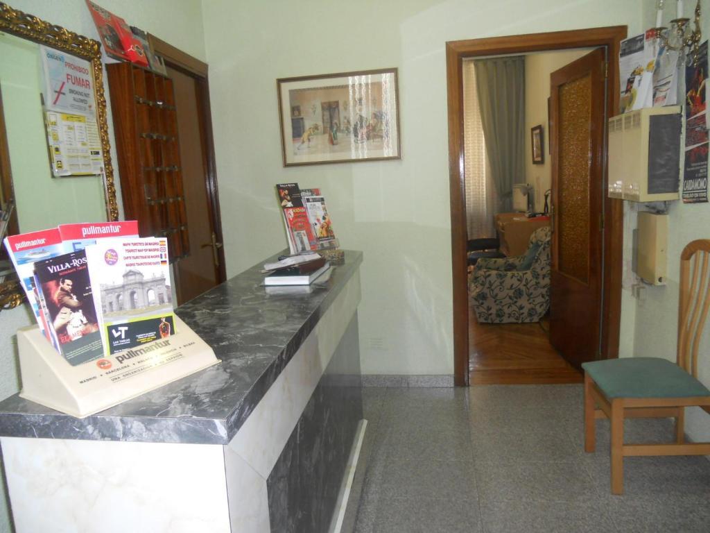 Hostal Olga Madrid Buitenkant foto