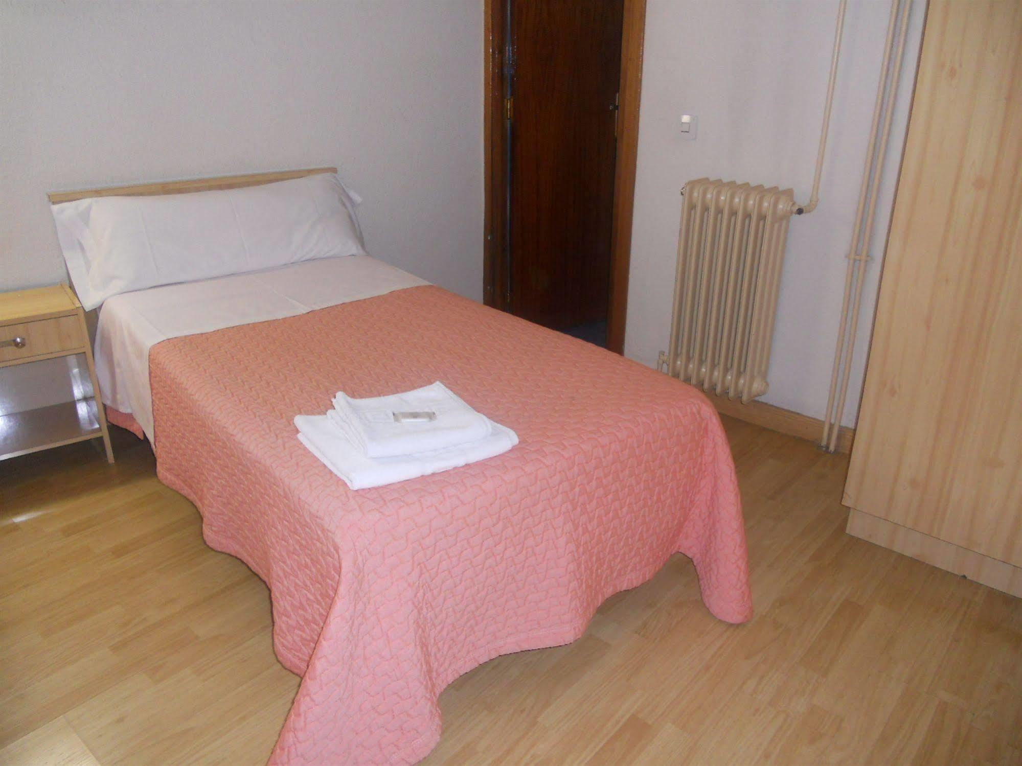Hostal Olga Madrid Buitenkant foto