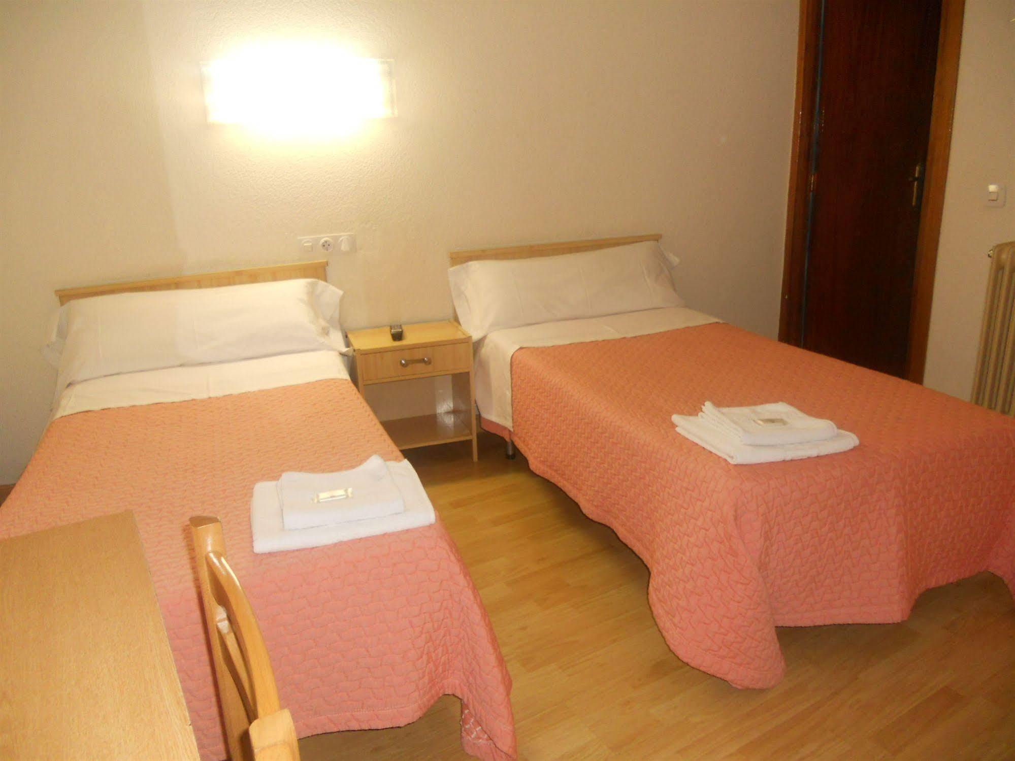 Hostal Olga Madrid Buitenkant foto