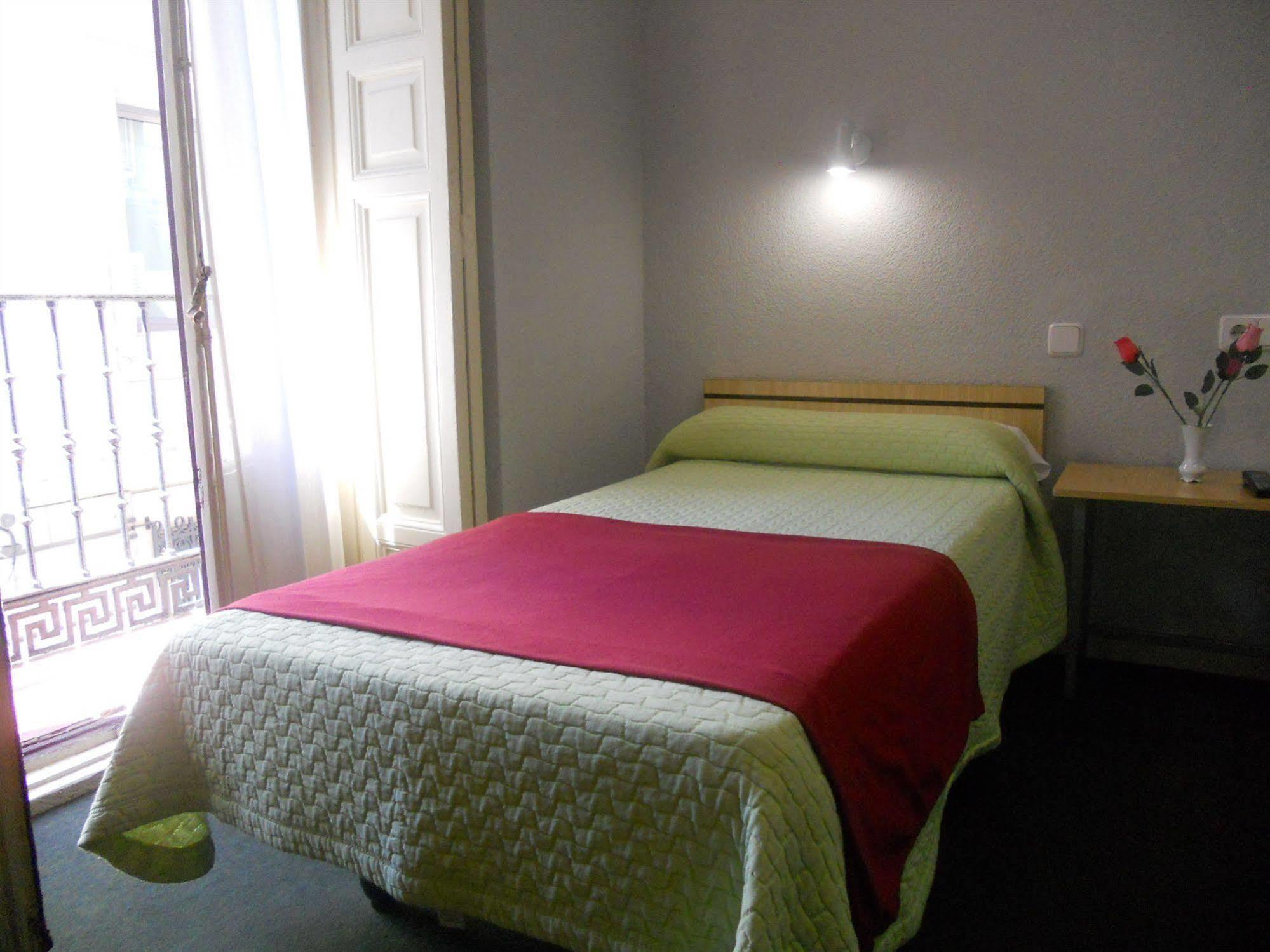 Hostal Olga Madrid Buitenkant foto