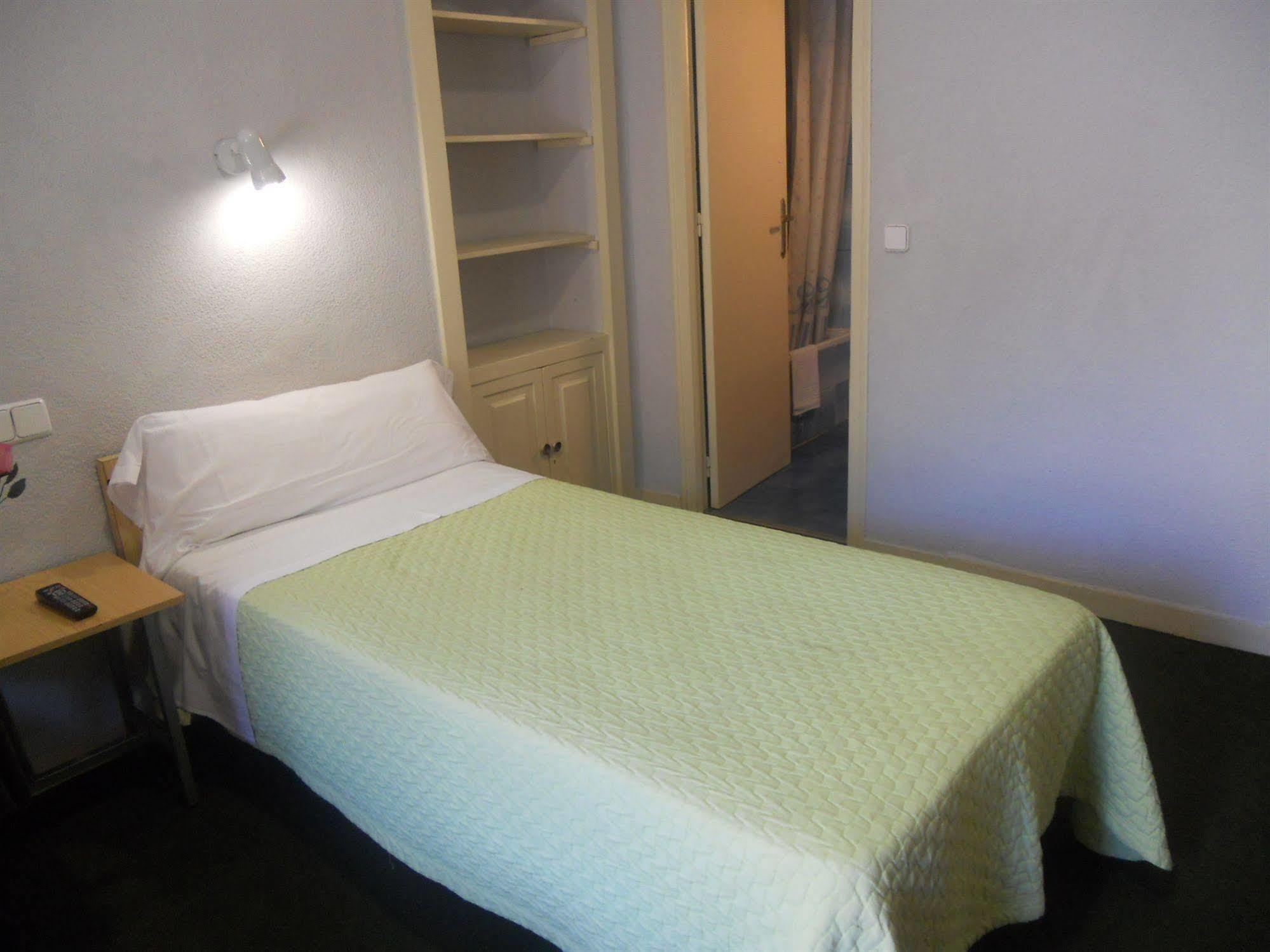 Hostal Olga Madrid Buitenkant foto