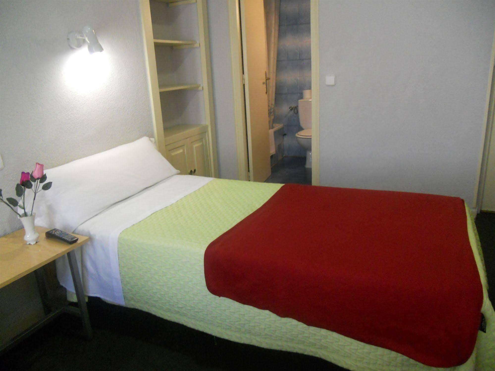 Hostal Olga Madrid Buitenkant foto