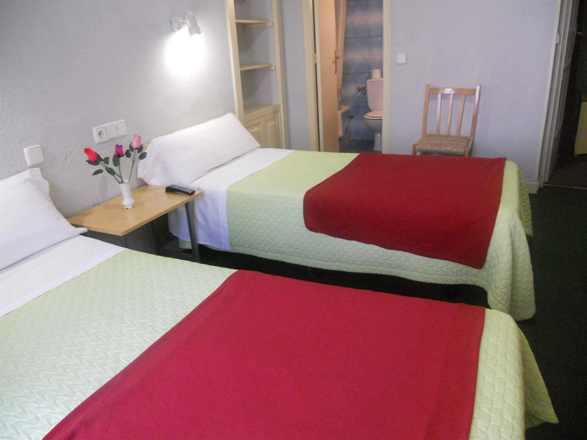 Hostal Olga Madrid Buitenkant foto