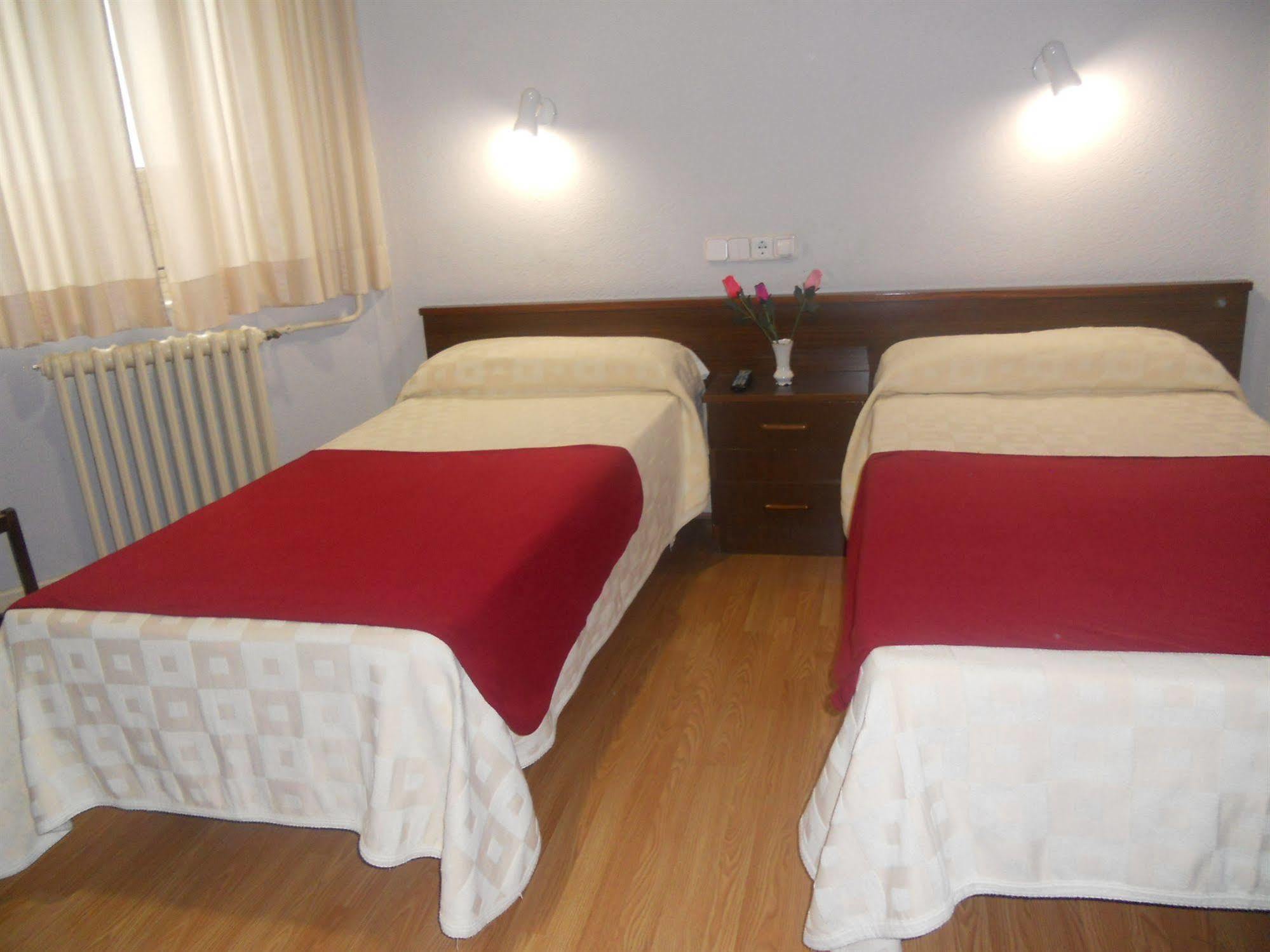 Hostal Olga Madrid Buitenkant foto