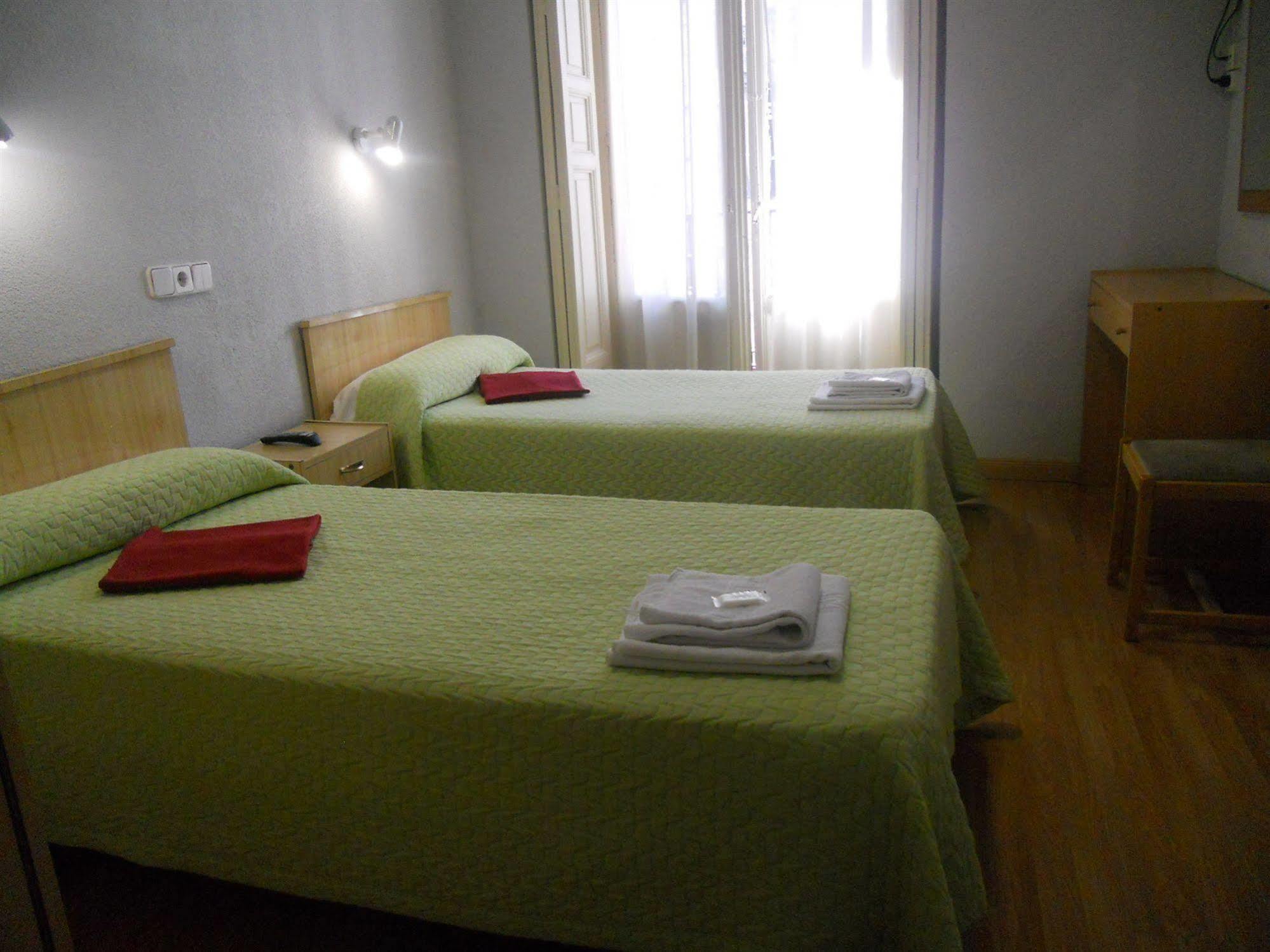 Hostal Olga Madrid Buitenkant foto