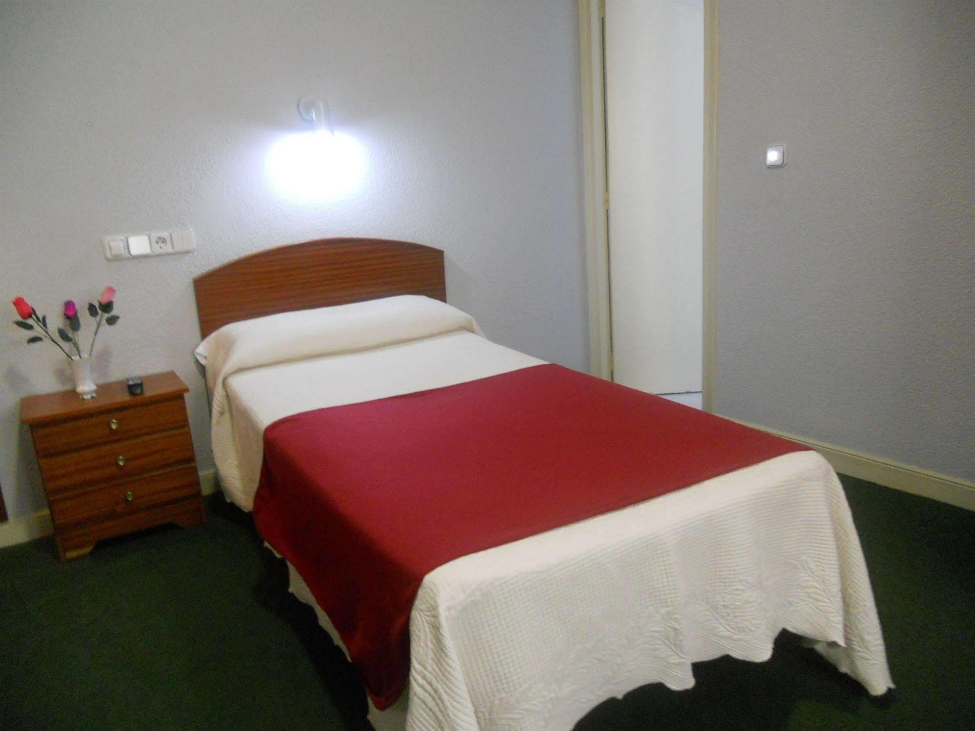 Hostal Olga Madrid Buitenkant foto