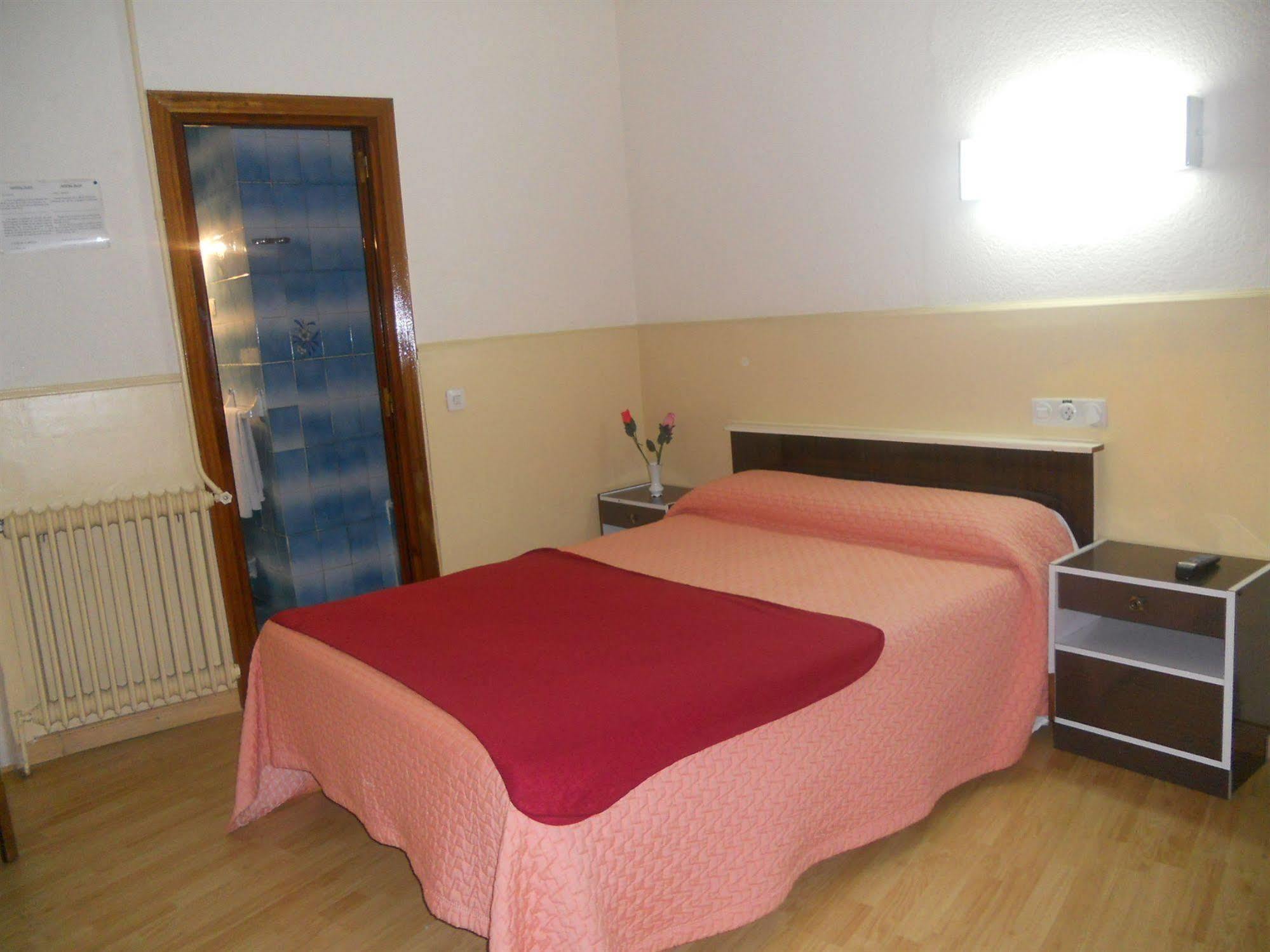 Hostal Olga Madrid Buitenkant foto