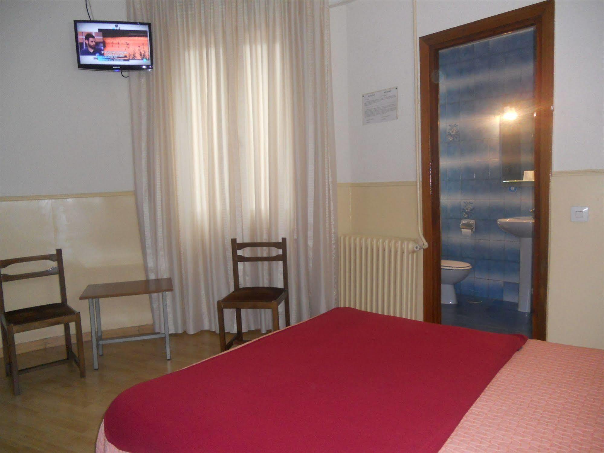 Hostal Olga Madrid Buitenkant foto