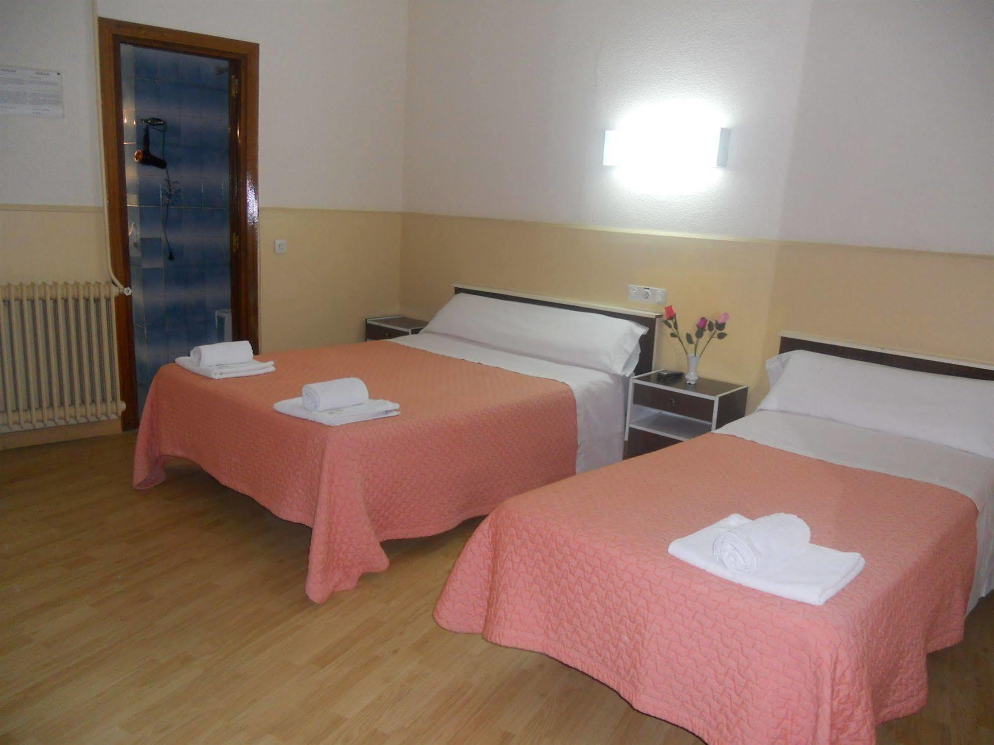 Hostal Olga Madrid Buitenkant foto