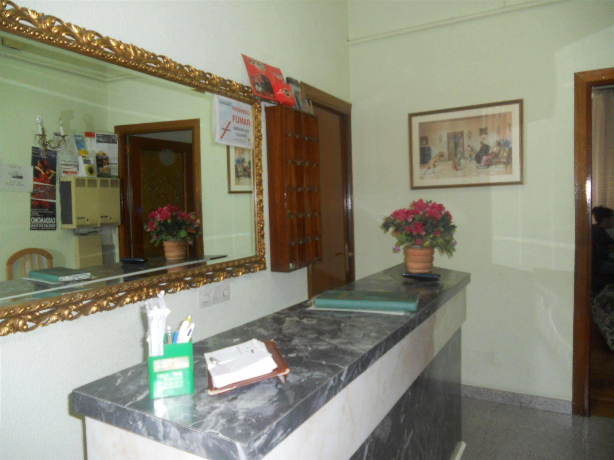 Hostal Olga Madrid Buitenkant foto