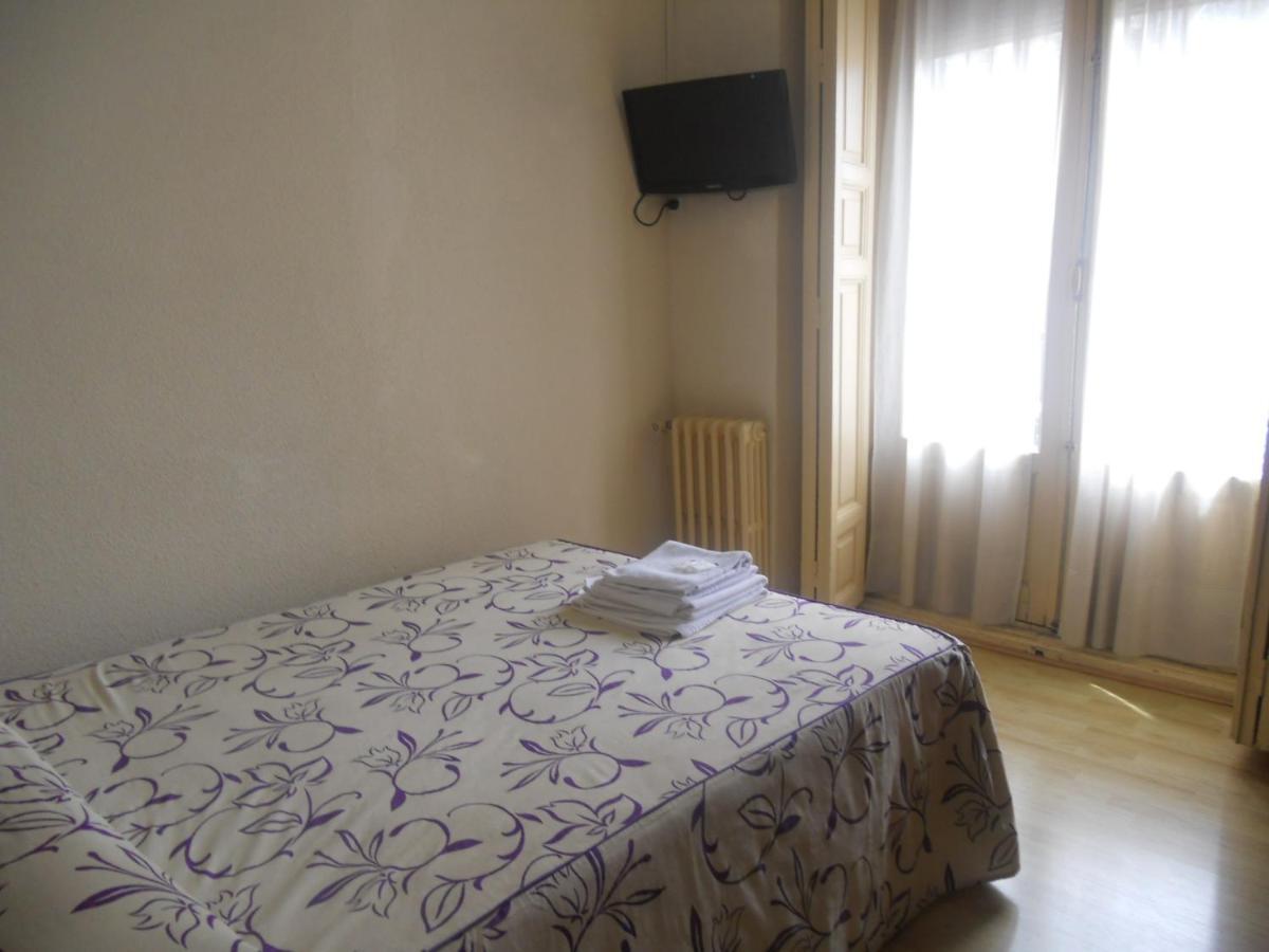 Hostal Olga Madrid Buitenkant foto